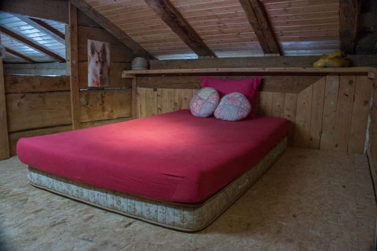 Vue d'un lit dans le dortoir des camps d'équittion au manège de Château-d'Oex - Jean Blatti